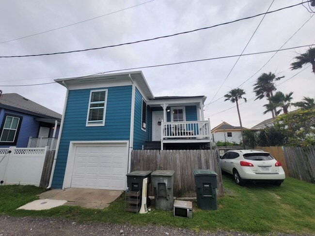 Building Photo - 1623 Ursuline St Unit 1623 ave. N 1/2 (rear) Rental