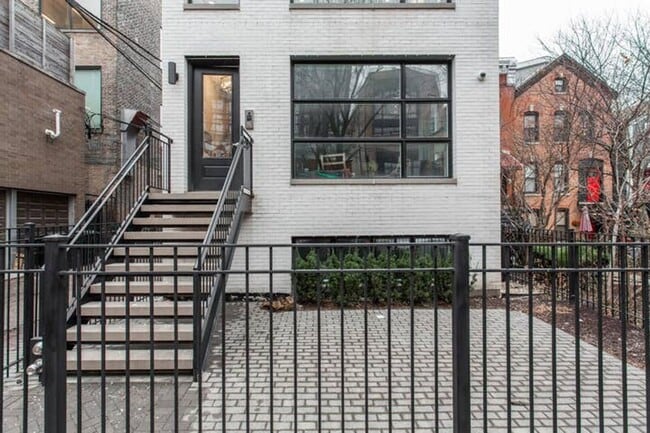 Building Photo - 1212 N Paulina St Unit 2