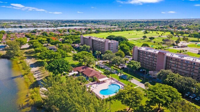 Photo - 4570 NW 18th Ave Unidad 404