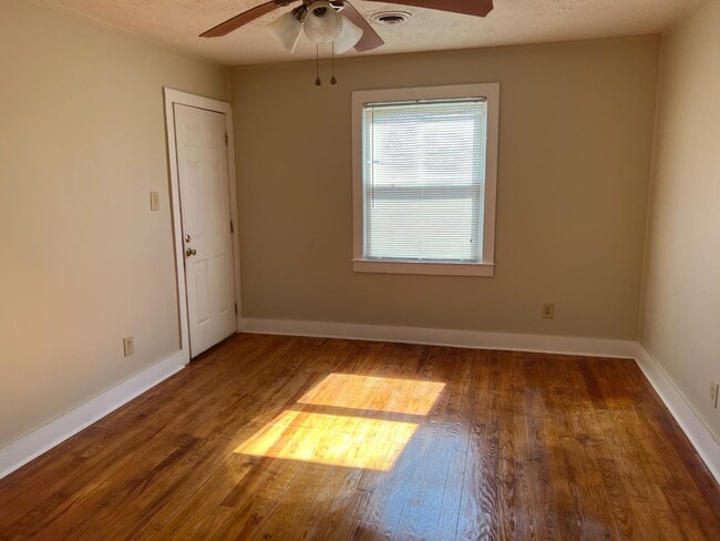 Building Photo - 513 E 14th St Rental