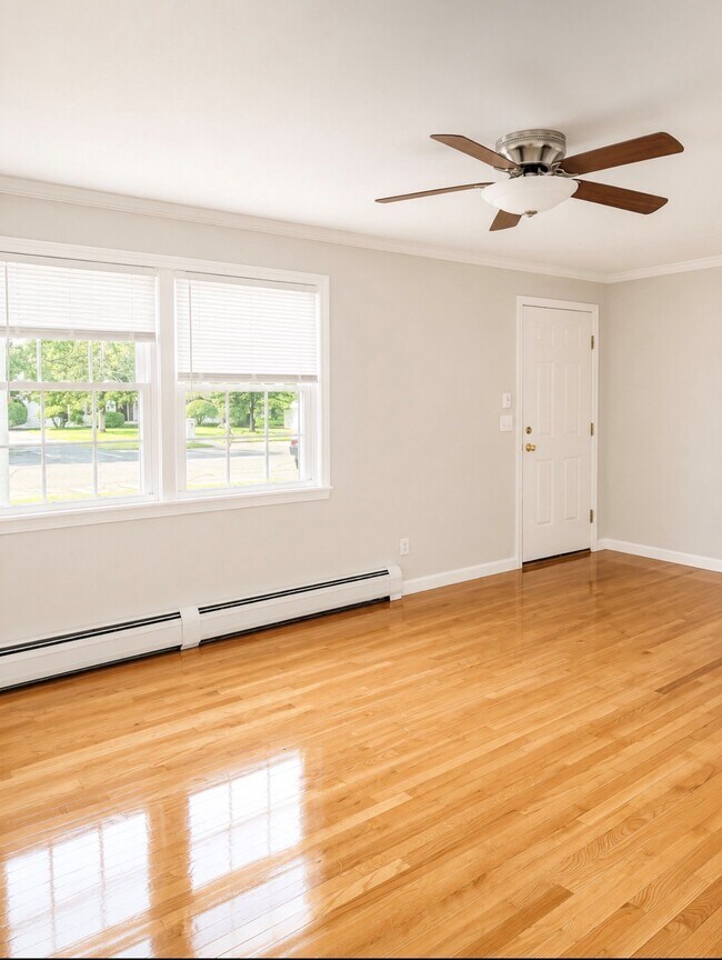 hardwood floors - 20 Hobart Ln Unit 20 Hobart
