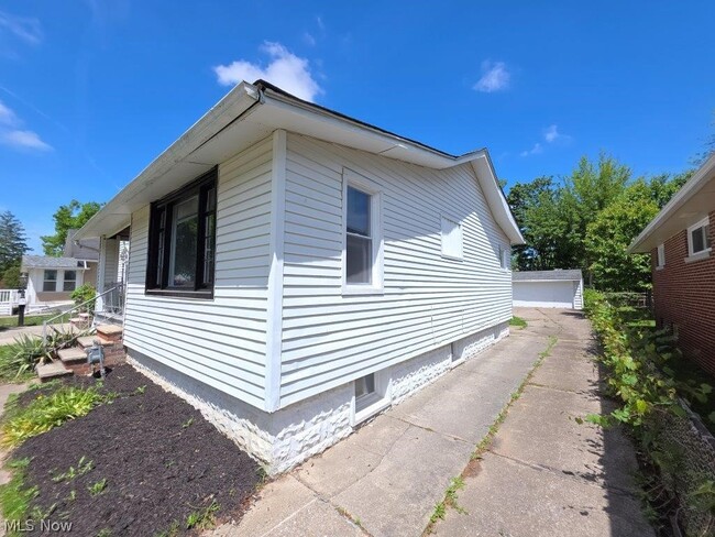 Photo - 20632 Woodstock Ave