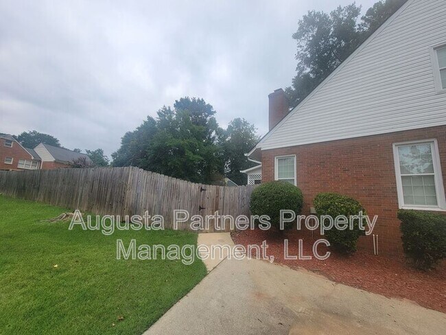 Photo - 288 Wakefield Ln S