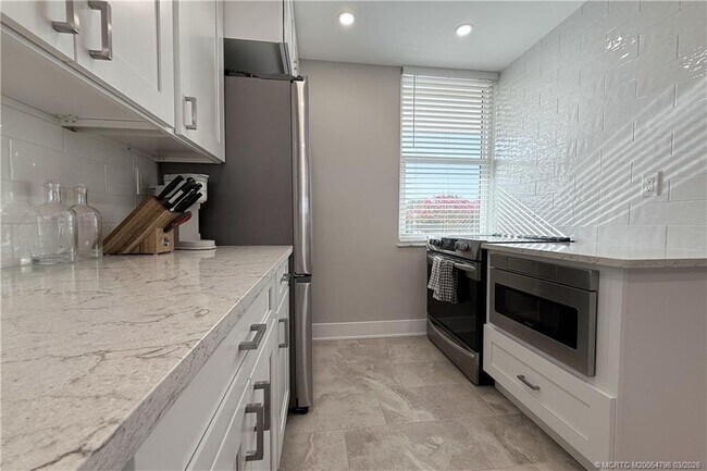 Photo - 1950 SW Palm City Rd Unidad 14-305