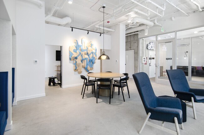 Enjoy the common area with tables and chairs at Alt Capitol Hill.