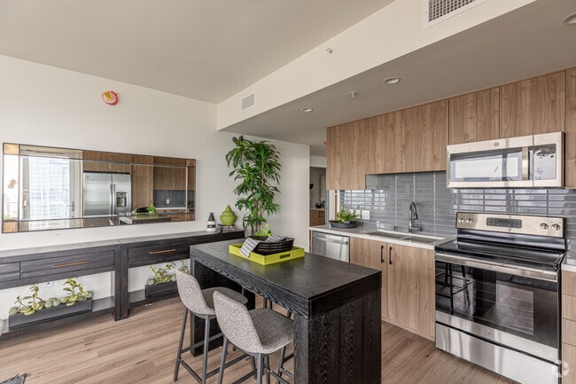 3BR, 2BA - 1,048SF