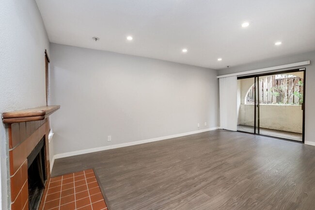 Photo - 2 Bed / 2.5 Bath pet friendly condo near downtown San Carlos with two parking spaces. YouTube tour! Unidad 104