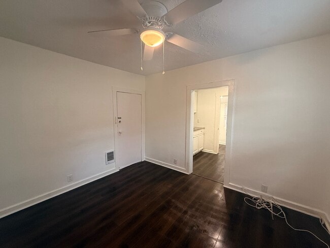 Photo - 1131 Queen St N