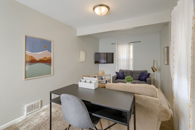 Photo - Cozy 2 Bedroom With Fenced Yard & Parking, Minutes from Old Market!!