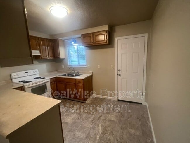 Photo - 723 SW Bridge St