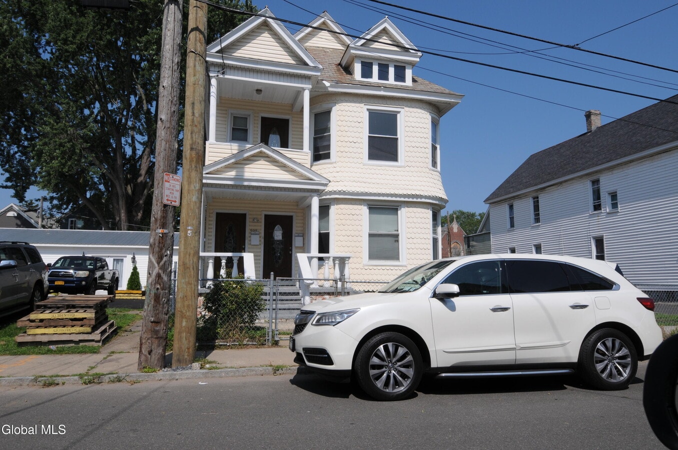 Photo - 825 Stanley St