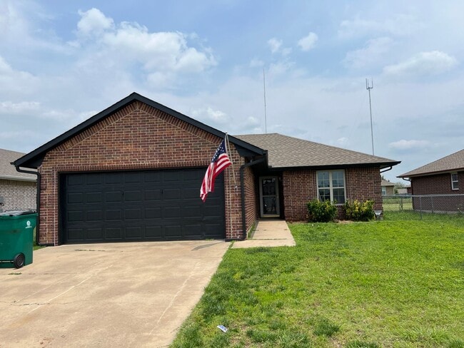 Building Photo - GEOTHERMAL Heat and Air! 3 Bedroom/2 Bathroom with attached 2 Car Garage