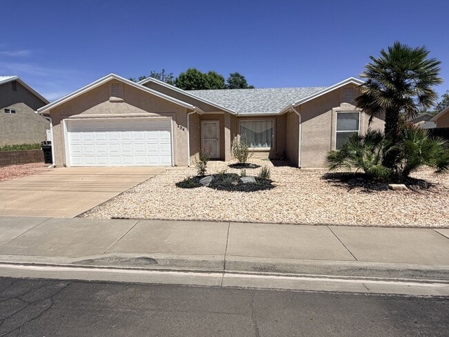 Building Photo - Charming 3-BR Home in Cimarron at Red Cliffs