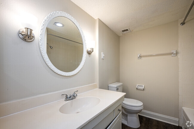 2BR, 2BA - 800SF - Primary Bathroom