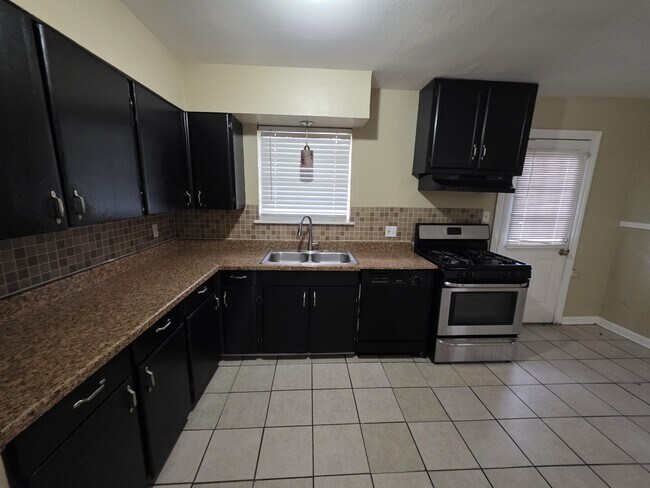 Photo - 2135 Richmond St