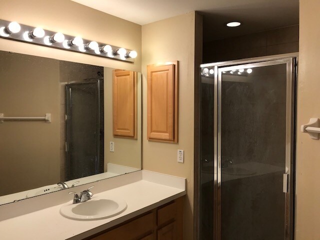 Baño principal - 4056 Bolinas Ct