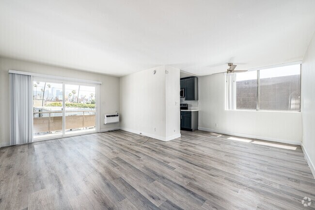 2BR, 2BA - 1030SF - Living Room