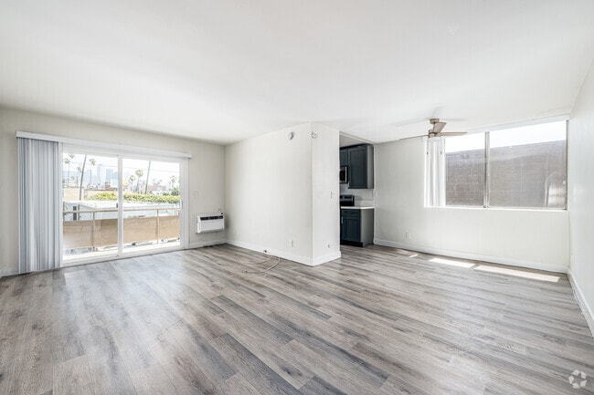 2BR, 2BA - 1030SF - Living Room - Menlo 2