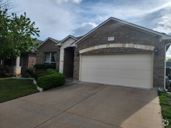 Building Photo - 5813 Paluxy Sands Trl Rental