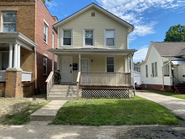 Building Photo - 608 1/2 E Monroe Unit Upper