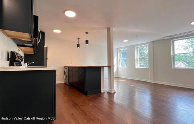 Building Photo - 225 Allen St Rental