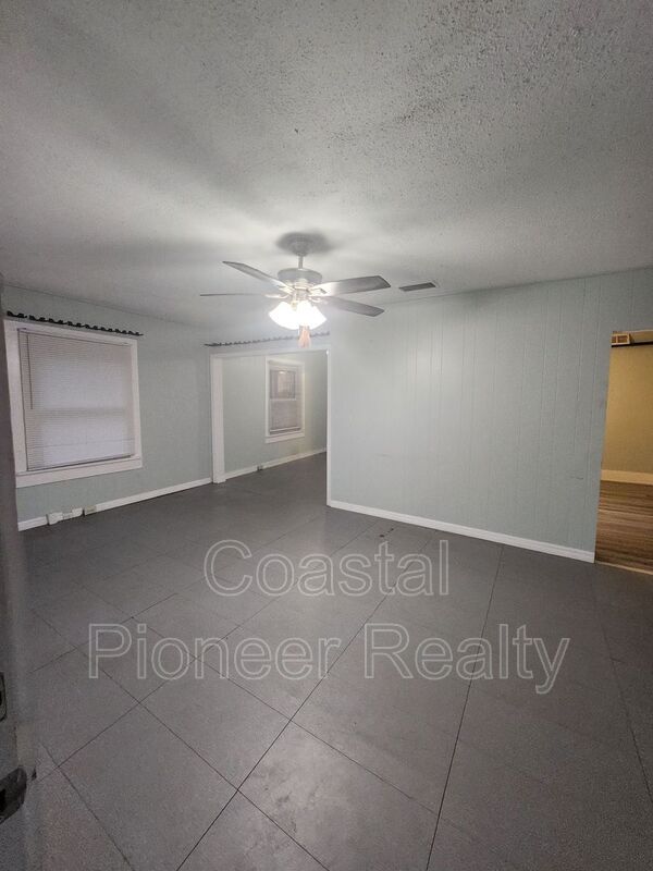 Photo - 701 Newton Ave S