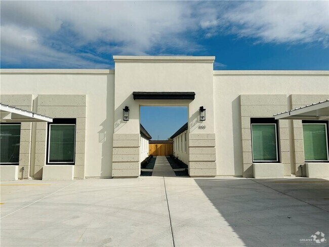 Building Photo - 1100 Sugar Gdn Dr Unit 3 Rental