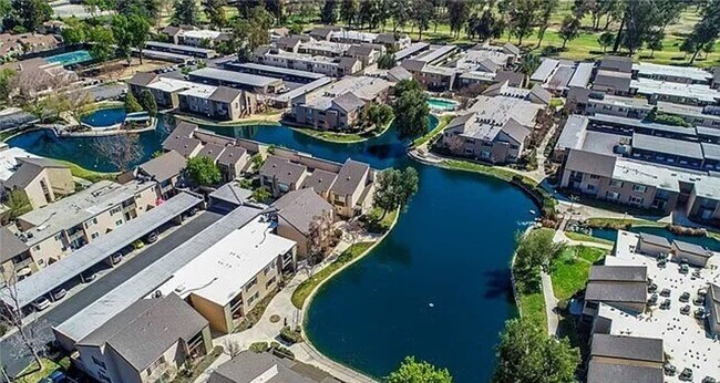 Photo - GREAT 2+2 Valencia Condo in Lakeshore Comm...