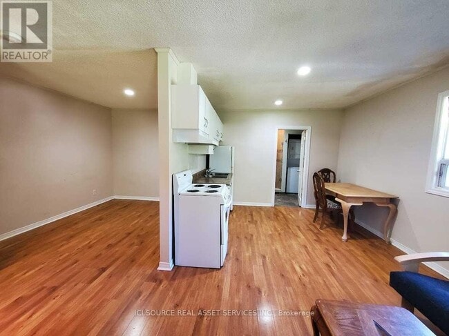 Photo - 20437 Yonge St