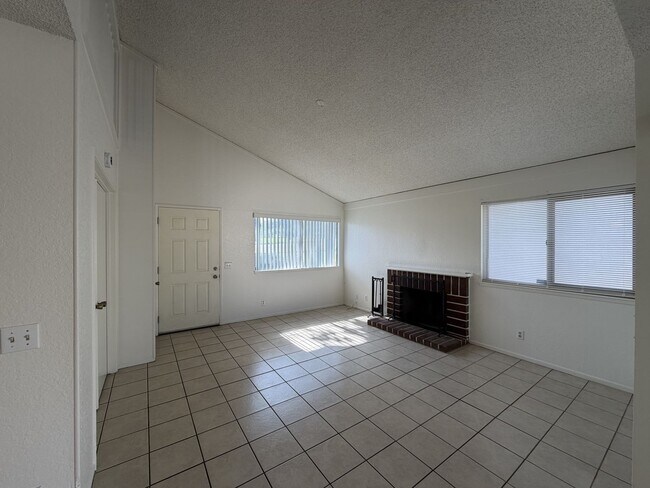 1594 Christopher Ln