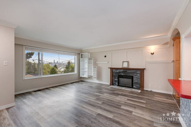 Photo - Bright 3 Bedroom Upper Level Home in Cedar Hills Surrey Spacious Family Living Unité Upper House