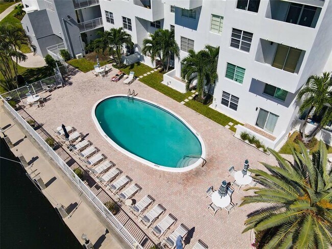 Photo - 2860 NE 14th St