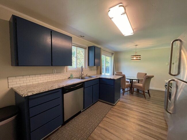 Kitchen & Dining