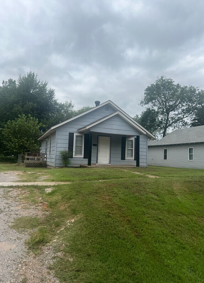 Photo - 610 W Apache St House