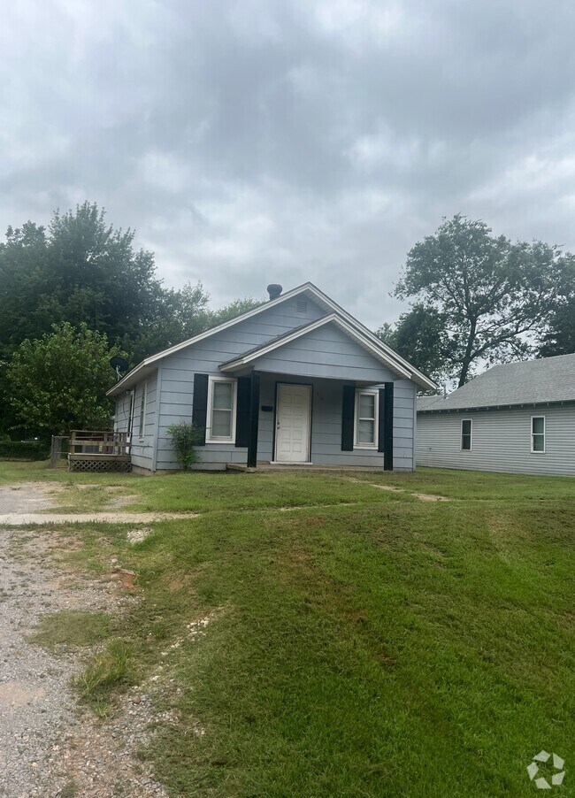 Building Photo - 610 W Apache St Rental