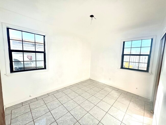 Photo - 1044 Washington St