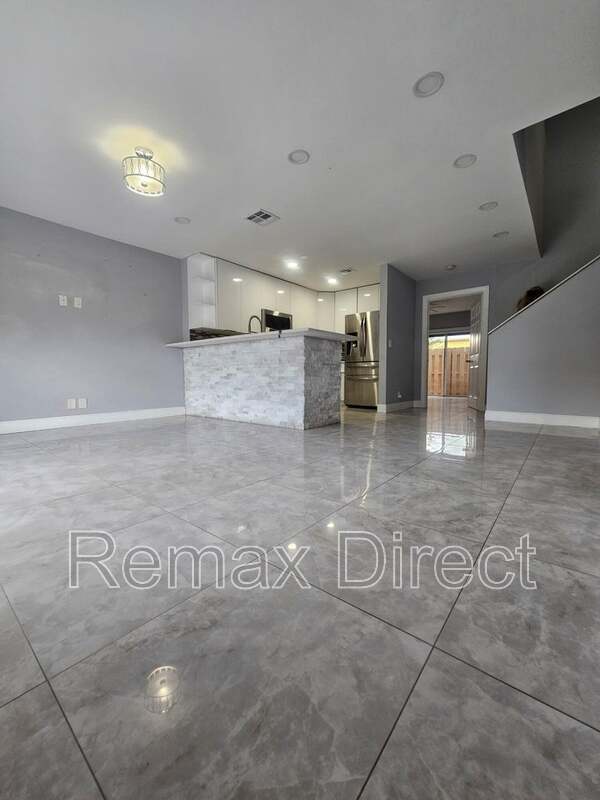 Photo - 331 Cypress Way W