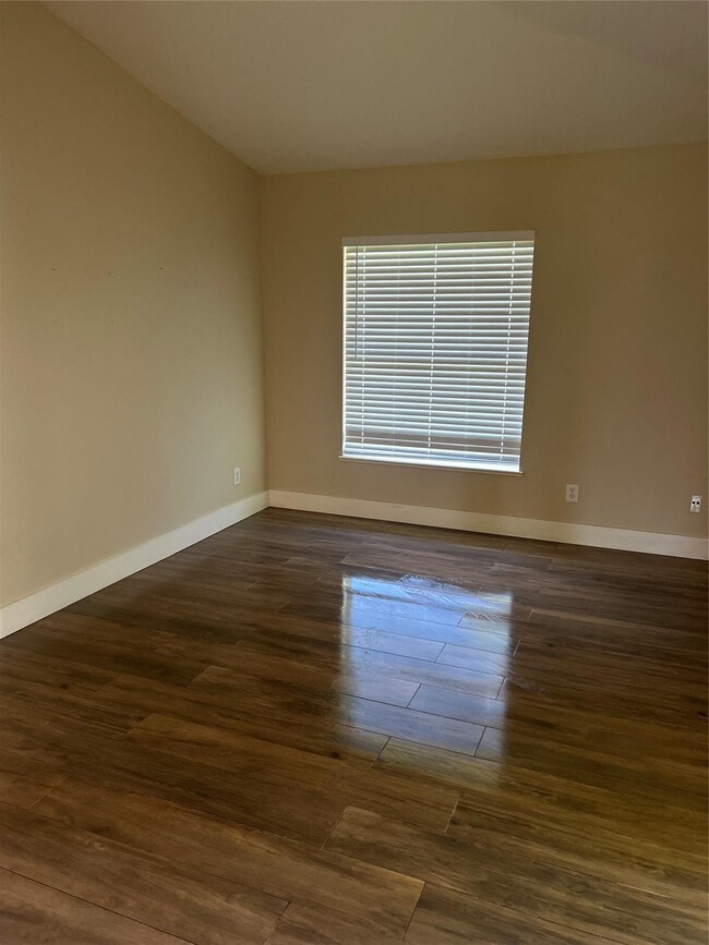 Photo - 214 Eldron Blvd NE