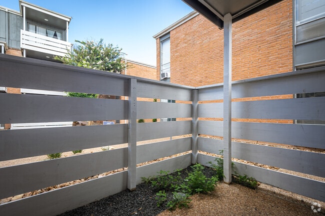 1BR, 1BA - 612SF