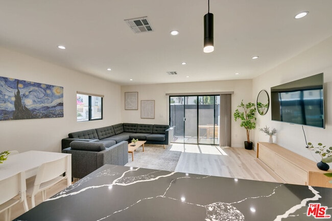 Photo - 918 N San Vicente Blvd Unidad B