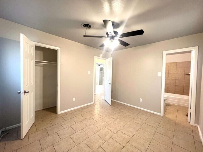 Photo - 1711 E 1st St