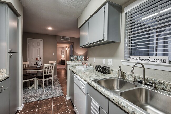 Del Lago Apartments