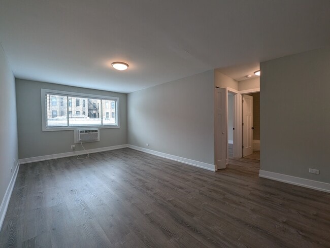 Building Photo - 542 W Surf St Rental