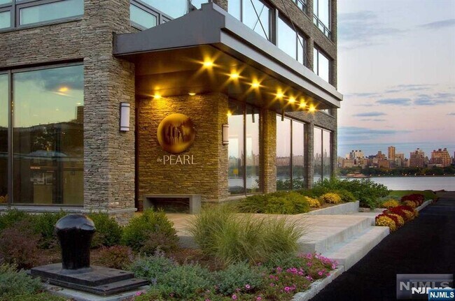 Building Photo - 9 Somerset Ln Unit 405