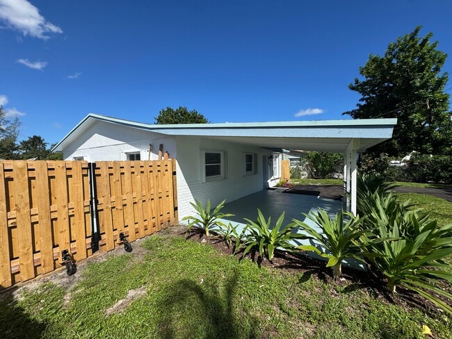 Photo - 205 NW 7th Ct