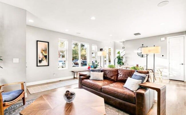 Photo - Beautiful 4 bedroom 3 bathroom property in Jefferson Park Denver