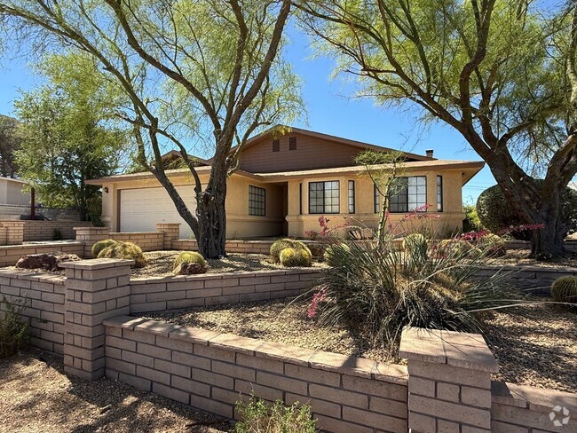 Building Photo - Victorville- Beautiful 3 Bedroom Home in G...