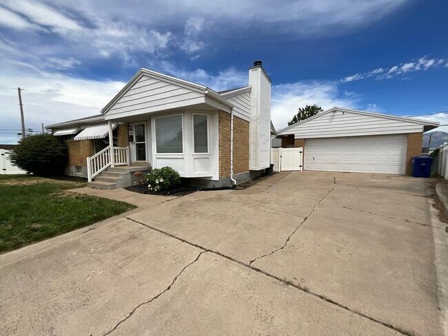Photo - 4 Bedroom 2 Bath 2 Car Garage Home- Dog Friendly and RV parking.