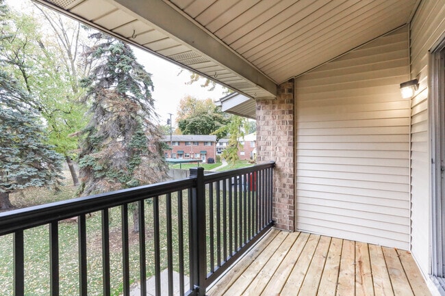 2 BR, 1 BA - Majestic - 1000 SF