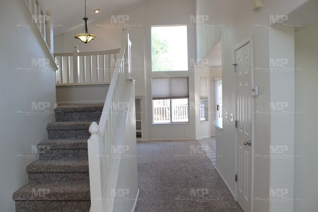 Photo - 424 Saturn Dr